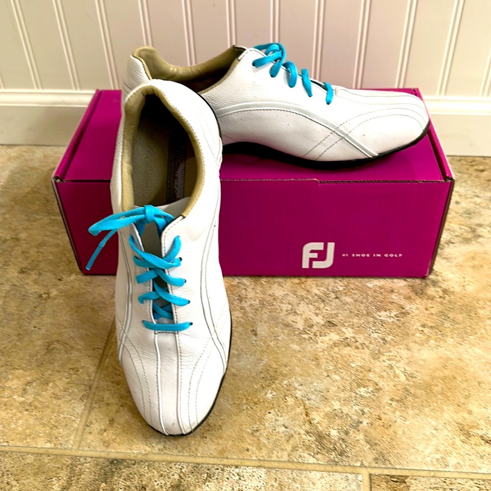 FootJoy golf shoes Sz 9.5 with spare set of white laces